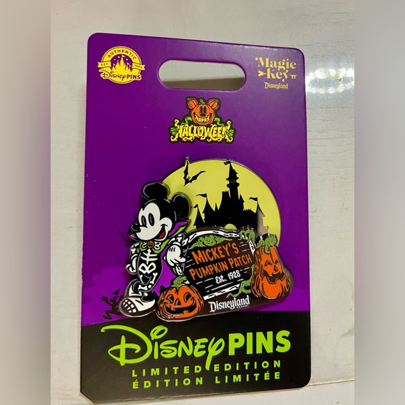 Disney Parks Halloween Mickey Mouse AP Pumpkin Patch 2024 Pin LE 3000 Magic Key - Picture 3 of 4